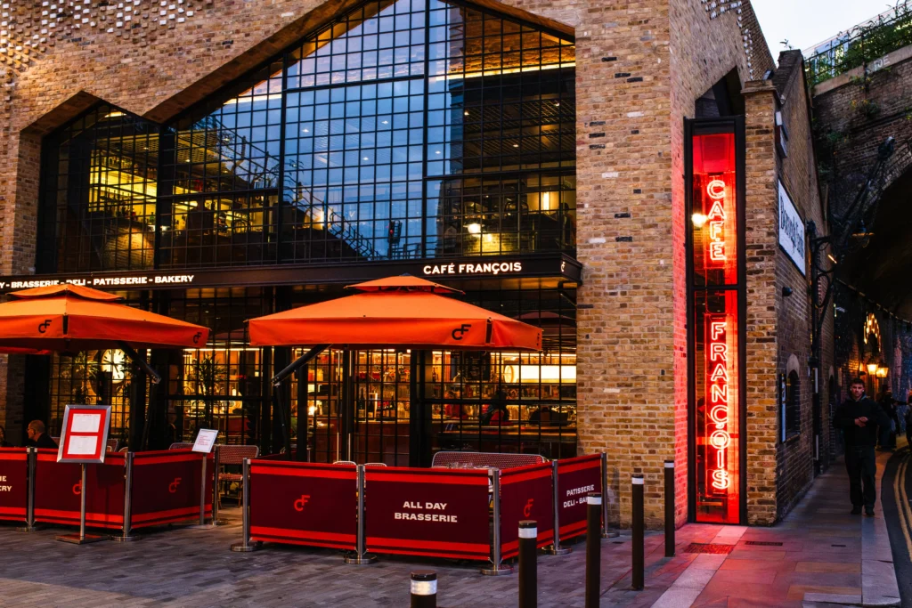 Cafe_Francois_Exterior_AleksandraBoruch_London-5_tigjhu