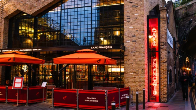 Cafe_Francois_Exterior_AleksandraBoruch_London-5_tigjhu