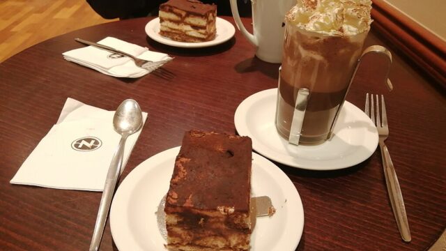 Tiramisu_and_Hot_Chocolate_at_Caffè_Nero
