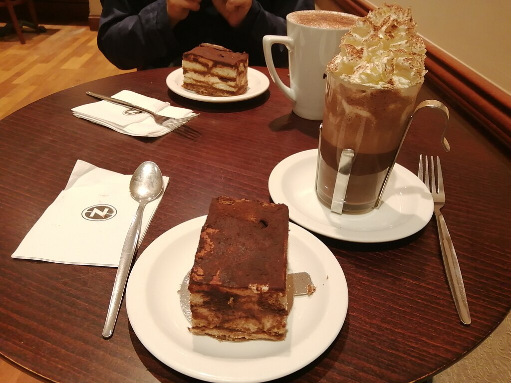 Tiramisu_and_Hot_Chocolate_at_Caffè_Nero